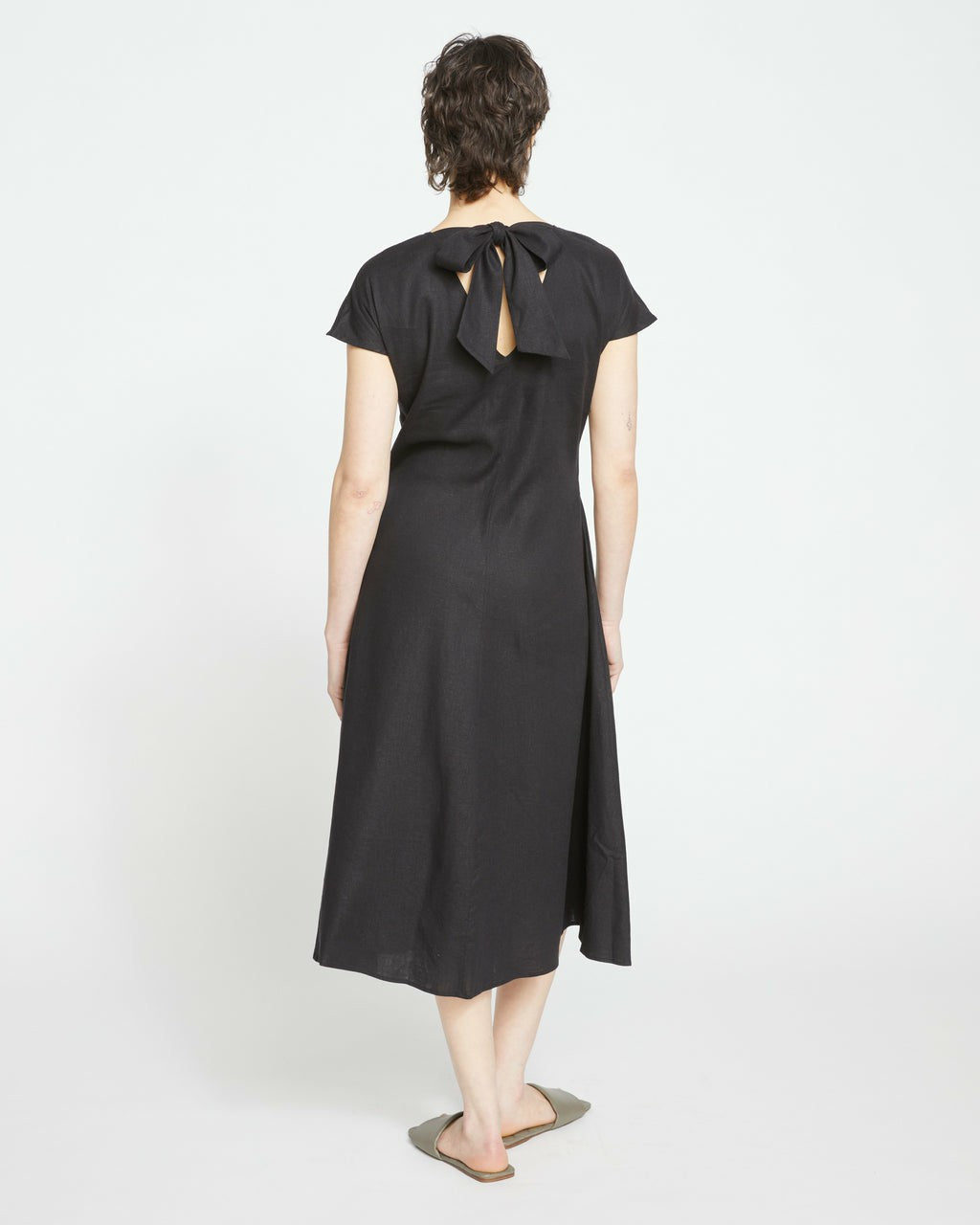 Louvre Bow Back Linen Blend Dress - Black | Universal Standard