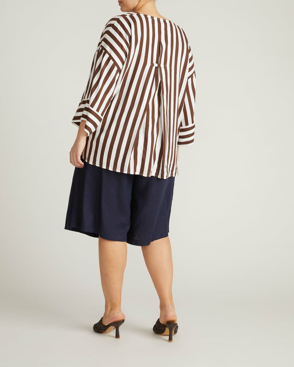 Elio V-Neck Linen Blend Top - Peppercorn Stripe | Universal Standard