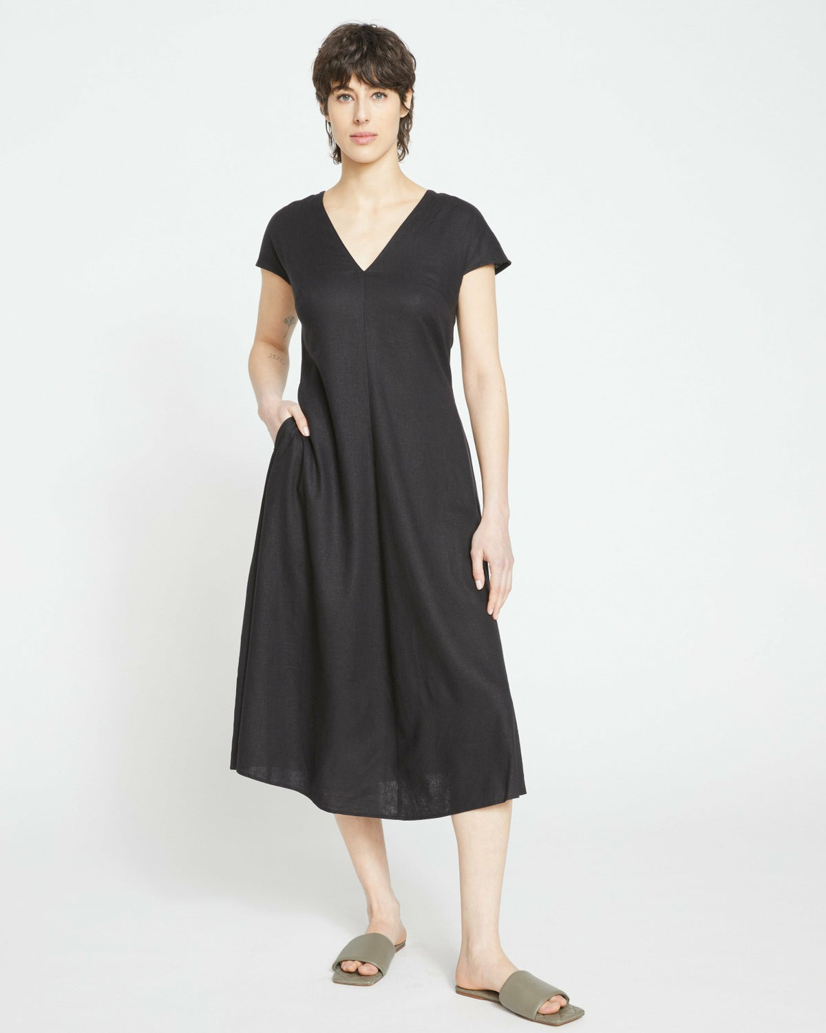 Louvre Bow Back Linen Blend Dress - Black | Universal Standard