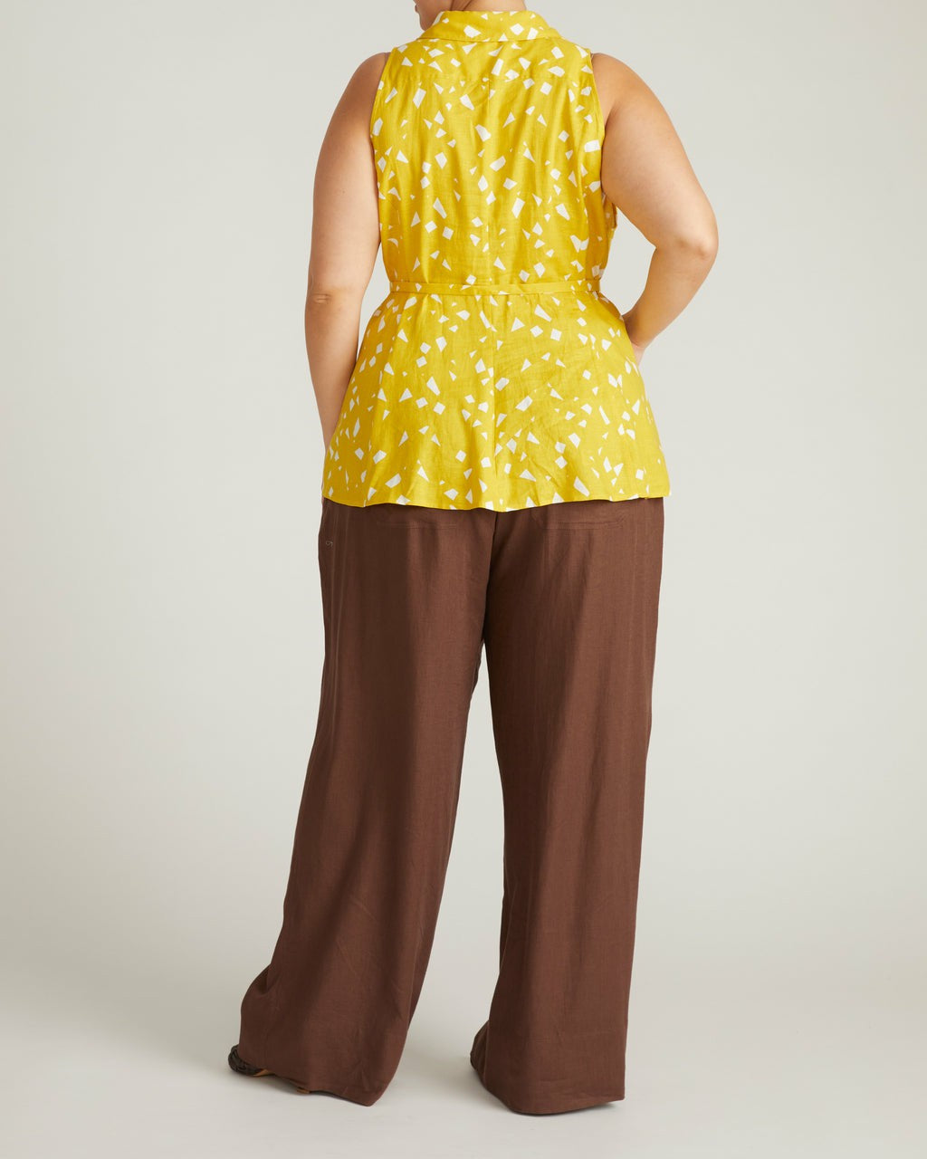 Adelaide Sleeveless Linen Blend Shirt - Yellow Confetti Print | Universal Standard