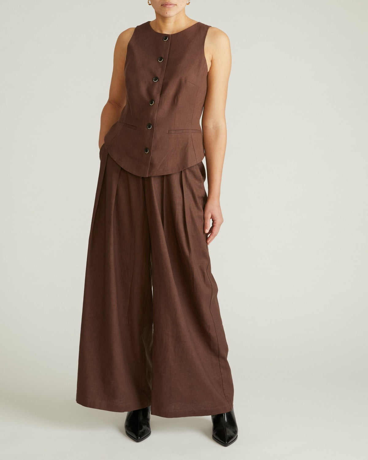Tamsin Stretch Linen Blend Vest - Sophisticated Brown | Universal Standard