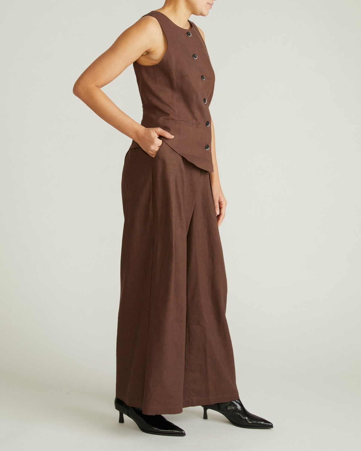 Tamsin Stretch Linen Blend Vest - Sophisticated Brown | Universal Standard