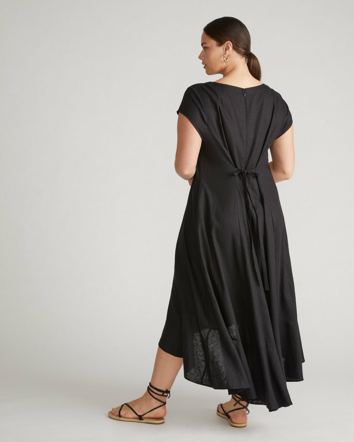 Sunset Linen Blend Flounce Dress - Black | Universal Standard