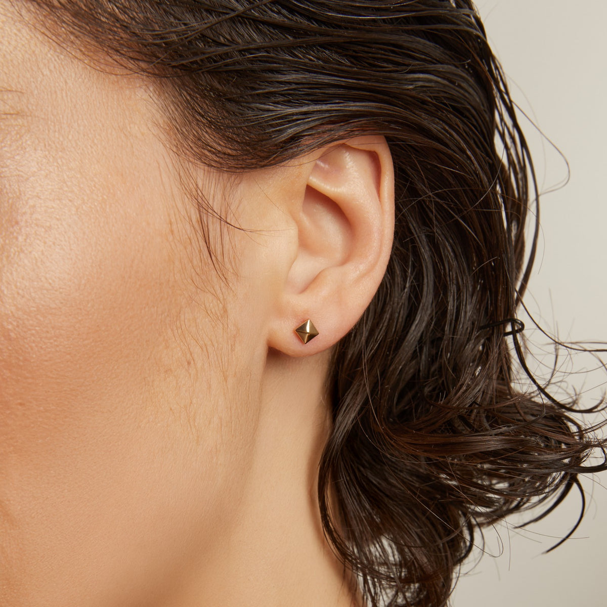 Aurate Mini Pyramid Stud Earrings | Universal Standard