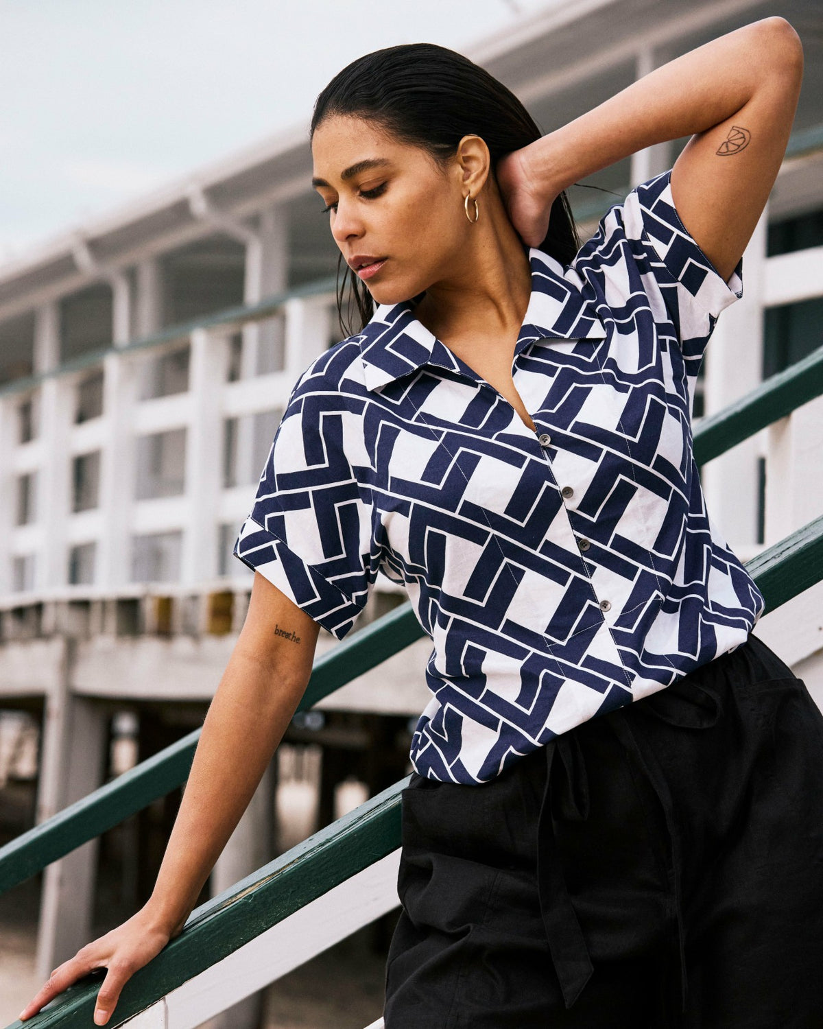 Sandy Short Sleeve Stretch Linen Blend Shirt - Geometrica Print | Universal Standard