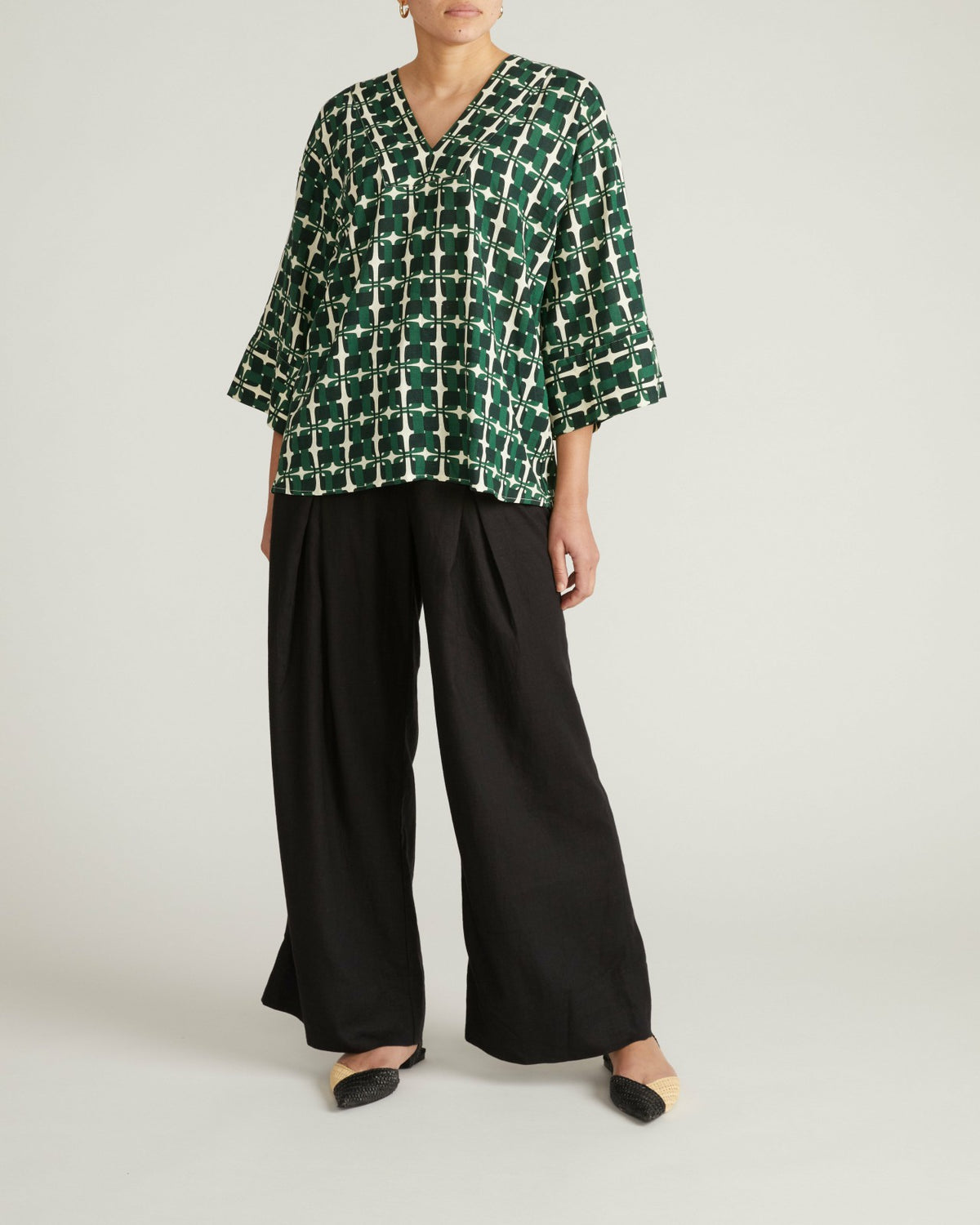 Elio V-Neck Linen Blend Top - Green Trellis Print | Universal Standard