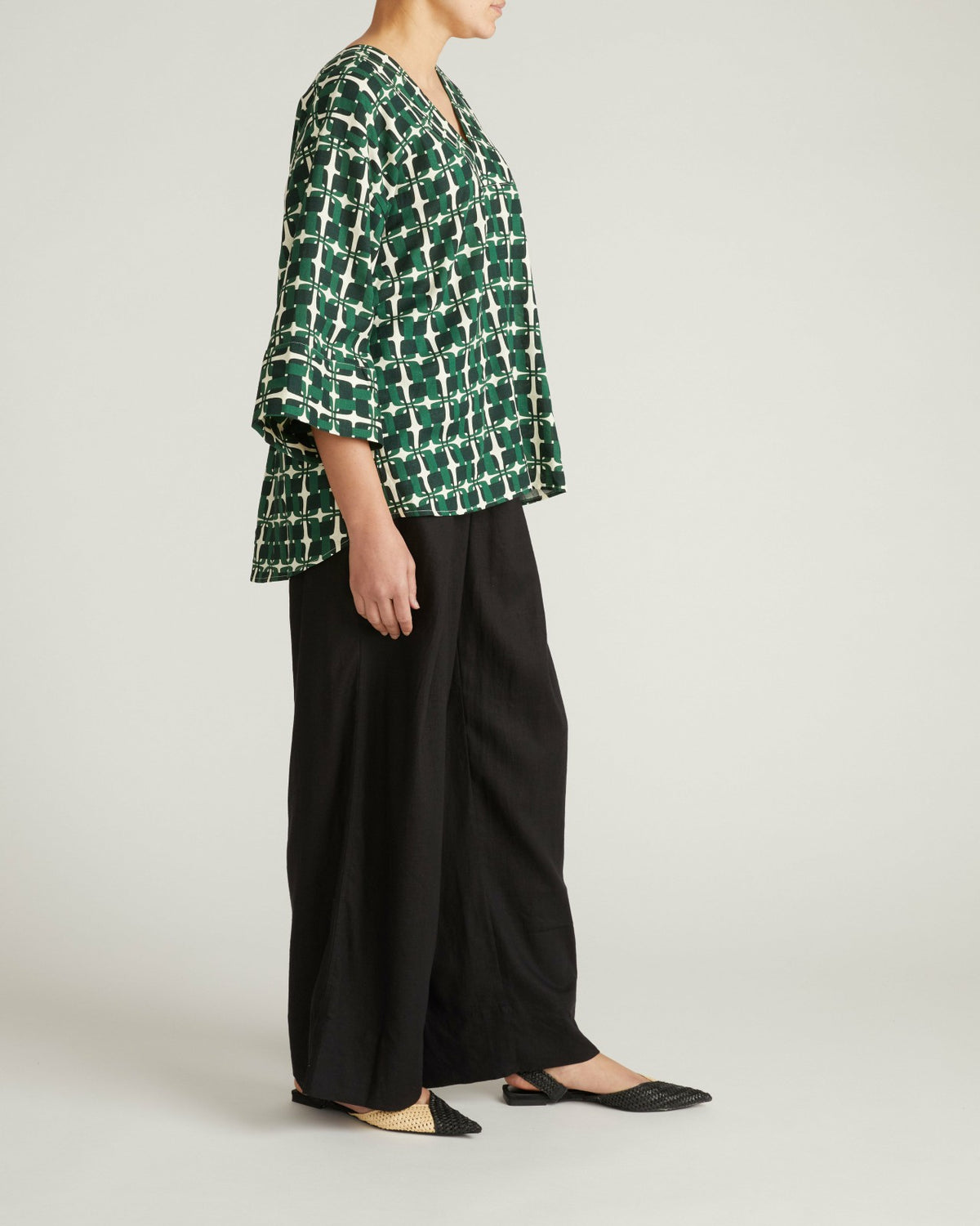 Elio V-Neck Linen Blend Top - Green Trellis Print | Universal Standard
