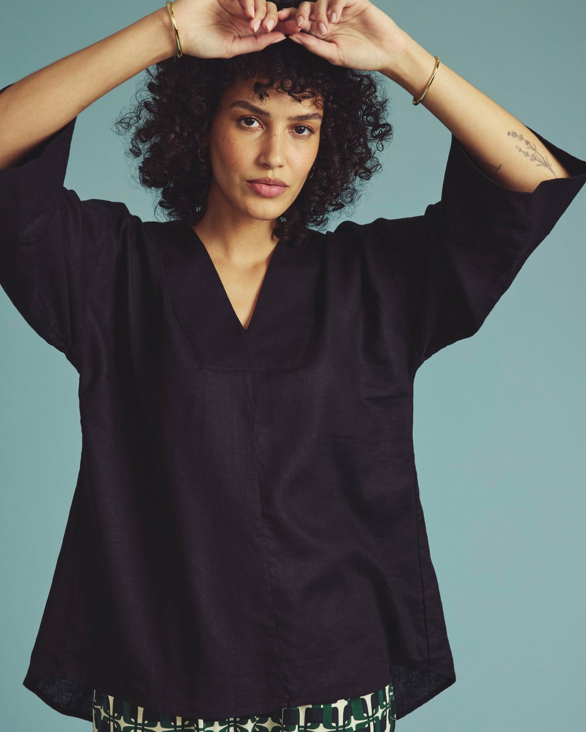 Elio V-Neck Linen Blend Top - Black | Universal Standard