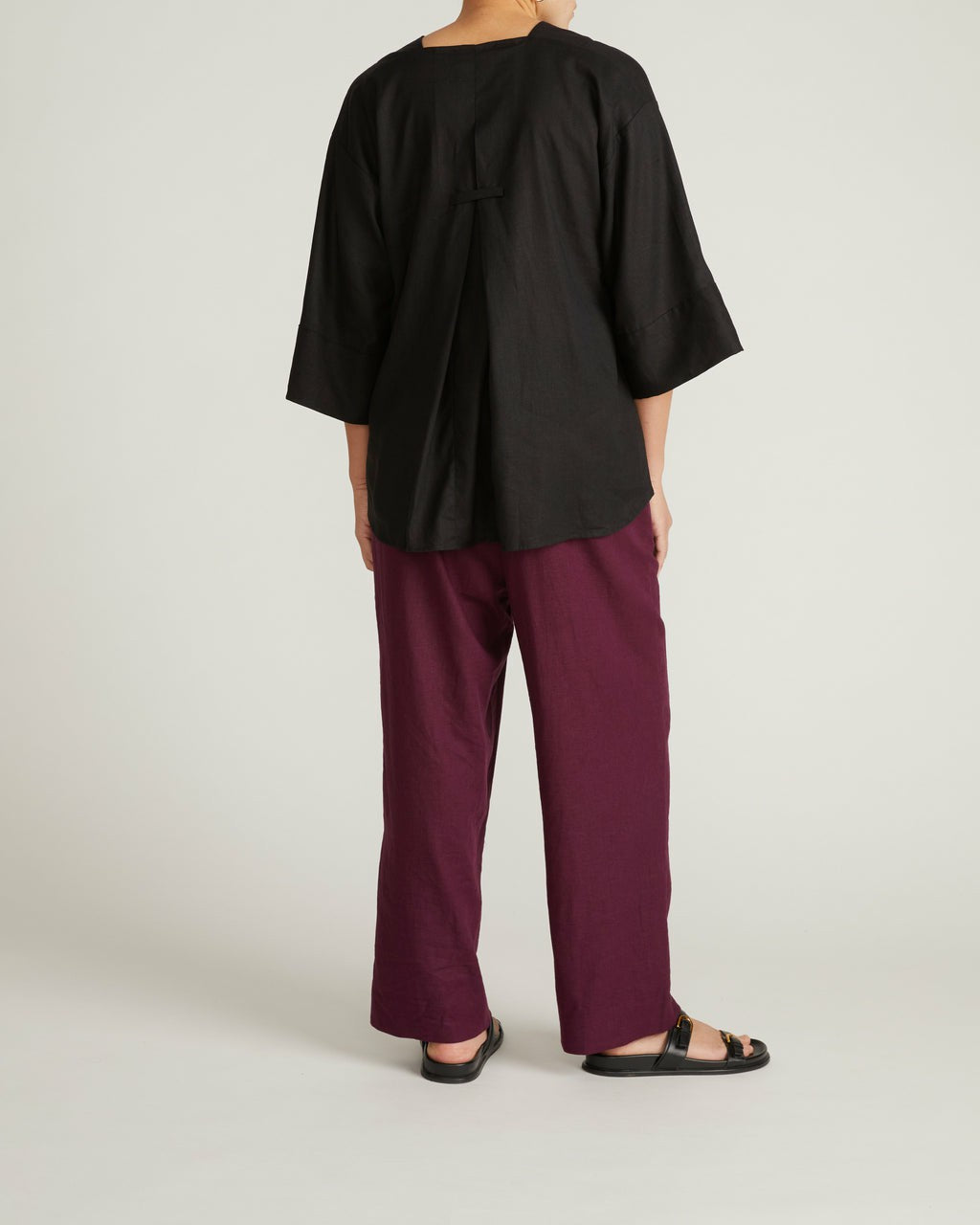 Elio V-Neck Linen Blend Top - Black | Universal Standard