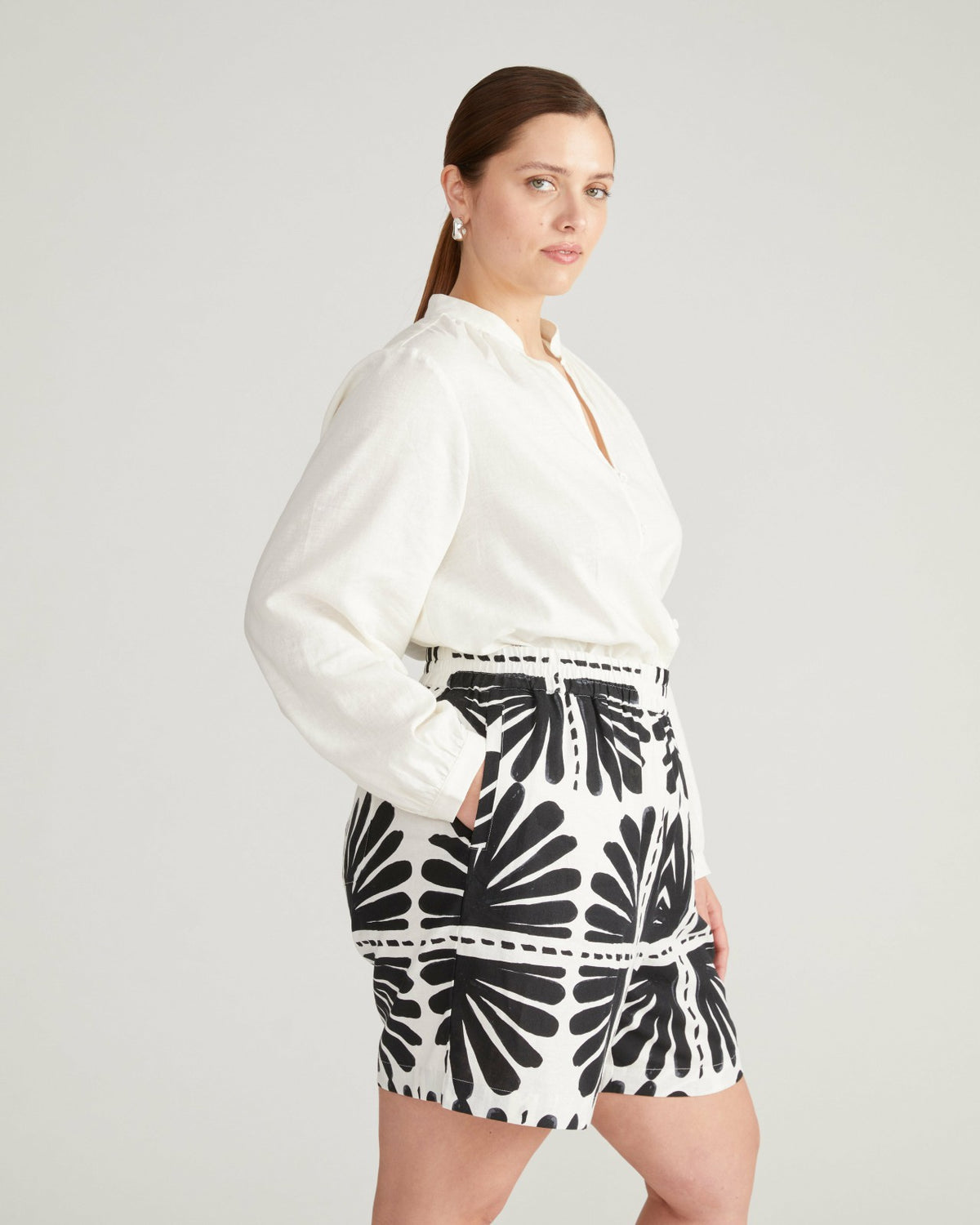 Juniper Linen Blend Easy Pull-On Shorts - Ink Bloom Print | Universal Standard