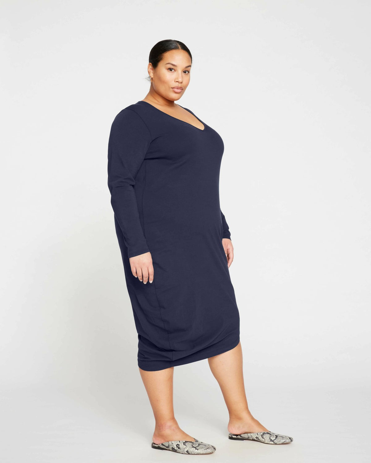Iconic Long Sleeve V-Neck Geneva Dress - Midnight | Universal Standard