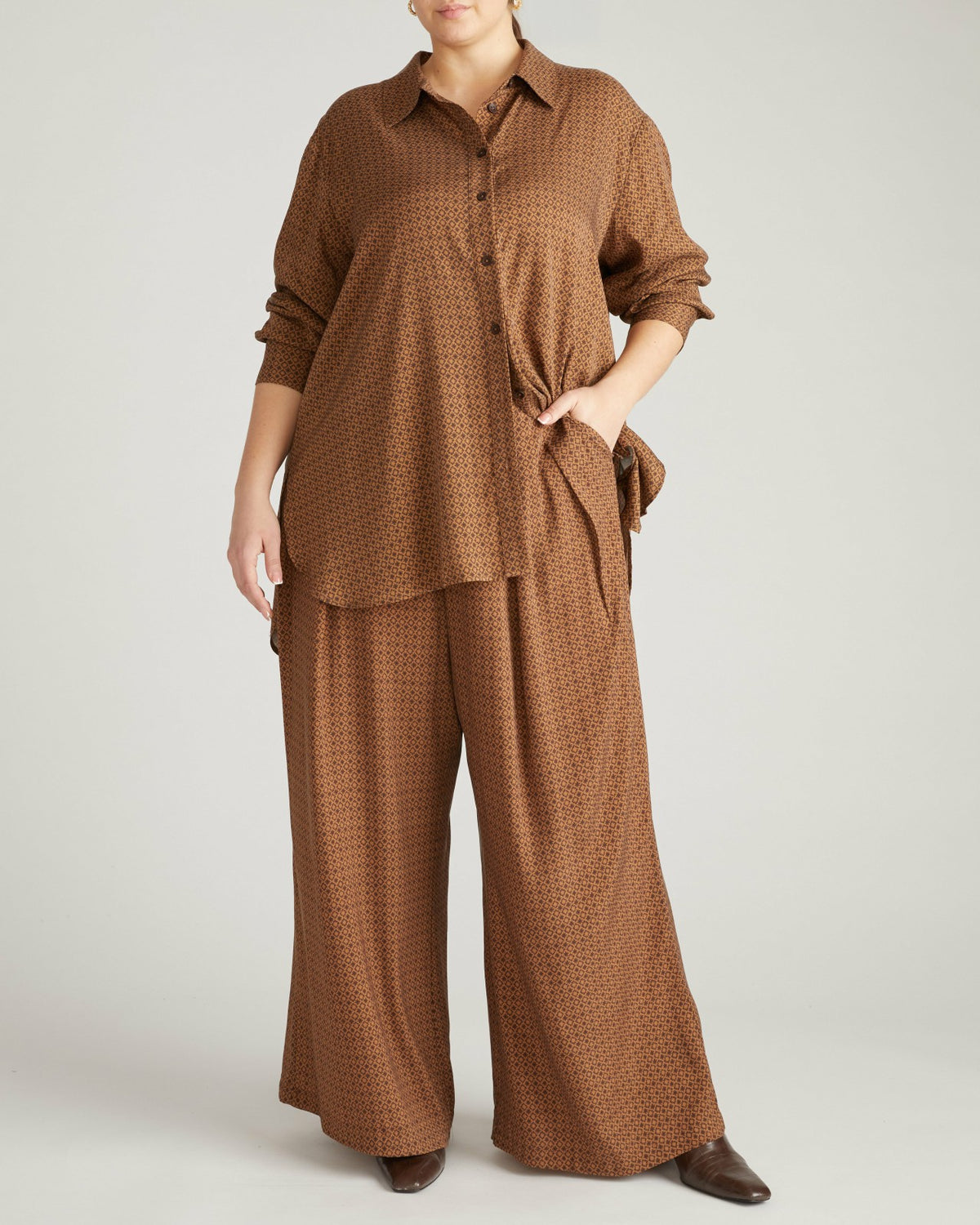 Cooling Stretch Cupro Artist Shirt - Brown Hacienda Print | Universal Standard