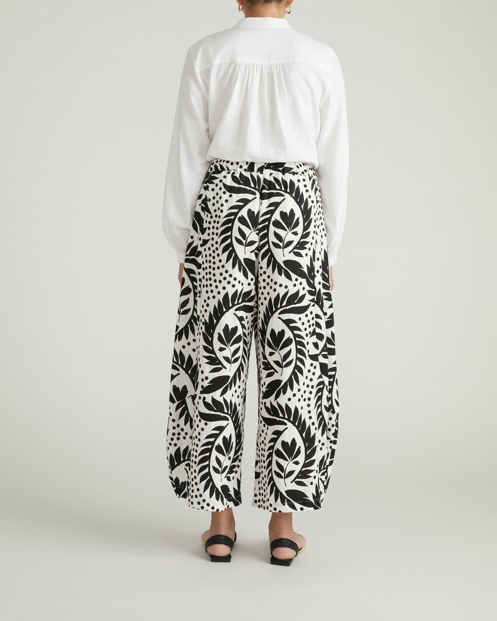 Cosma Barrel Leg Linen Blend Pants - Vine Print | Universal Standard
