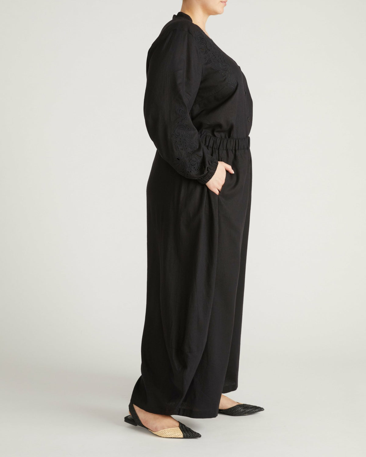 Cosma Barrel Leg Linen Blend Pants - Black | Universal Standard
