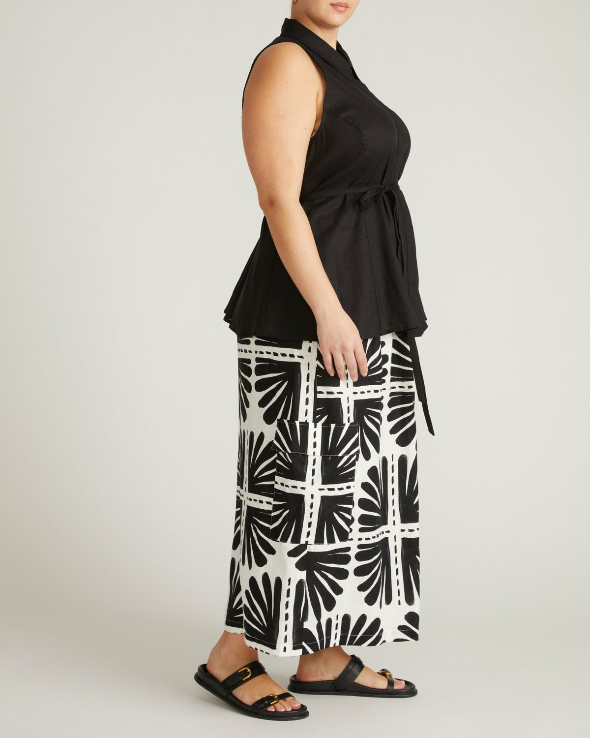 Adelaide Sleeveless Linen Blend Shirt - Black | Universal Standard