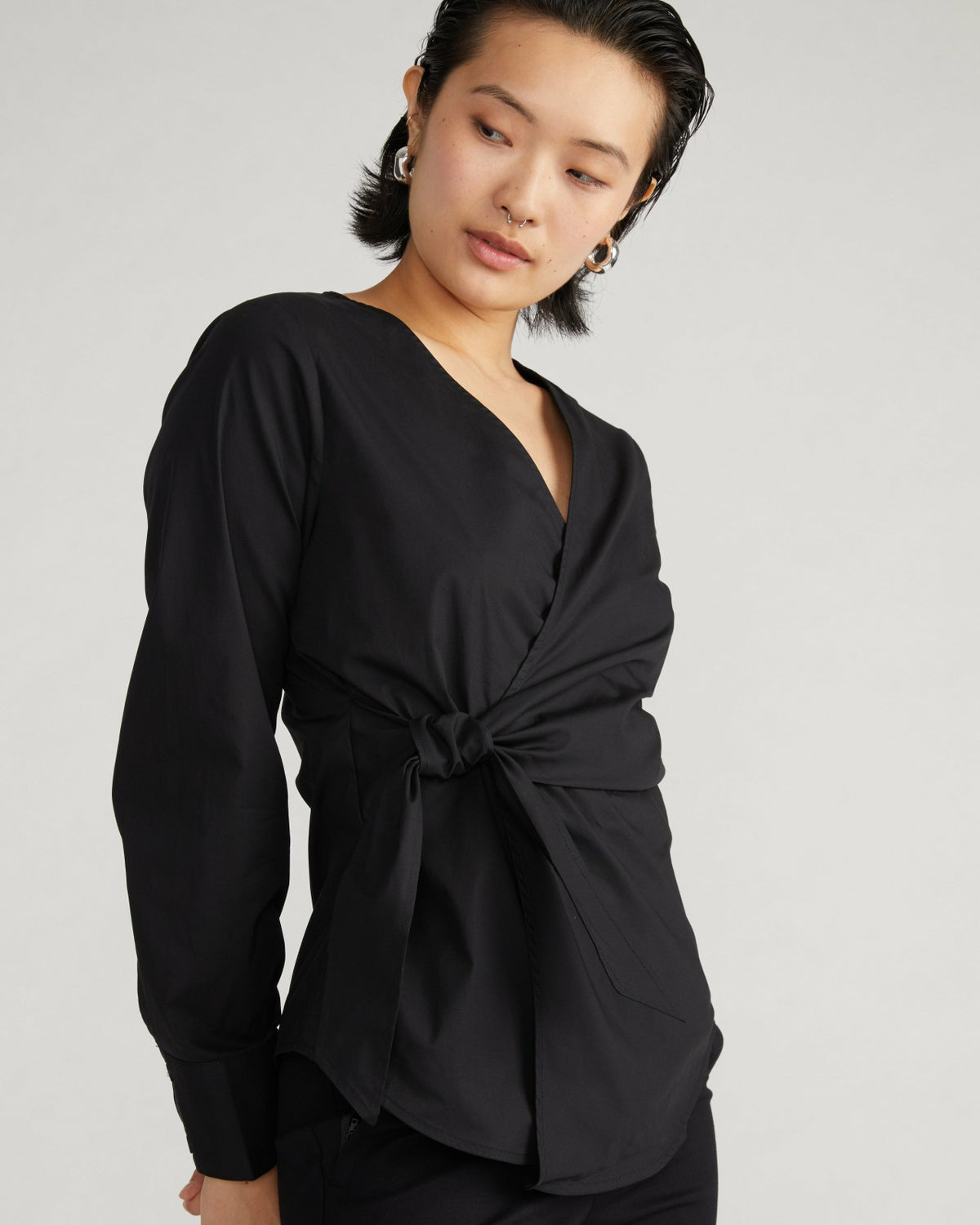 Beacon Stretch Poplin Wrap Shirt - Black | Universal Standard
