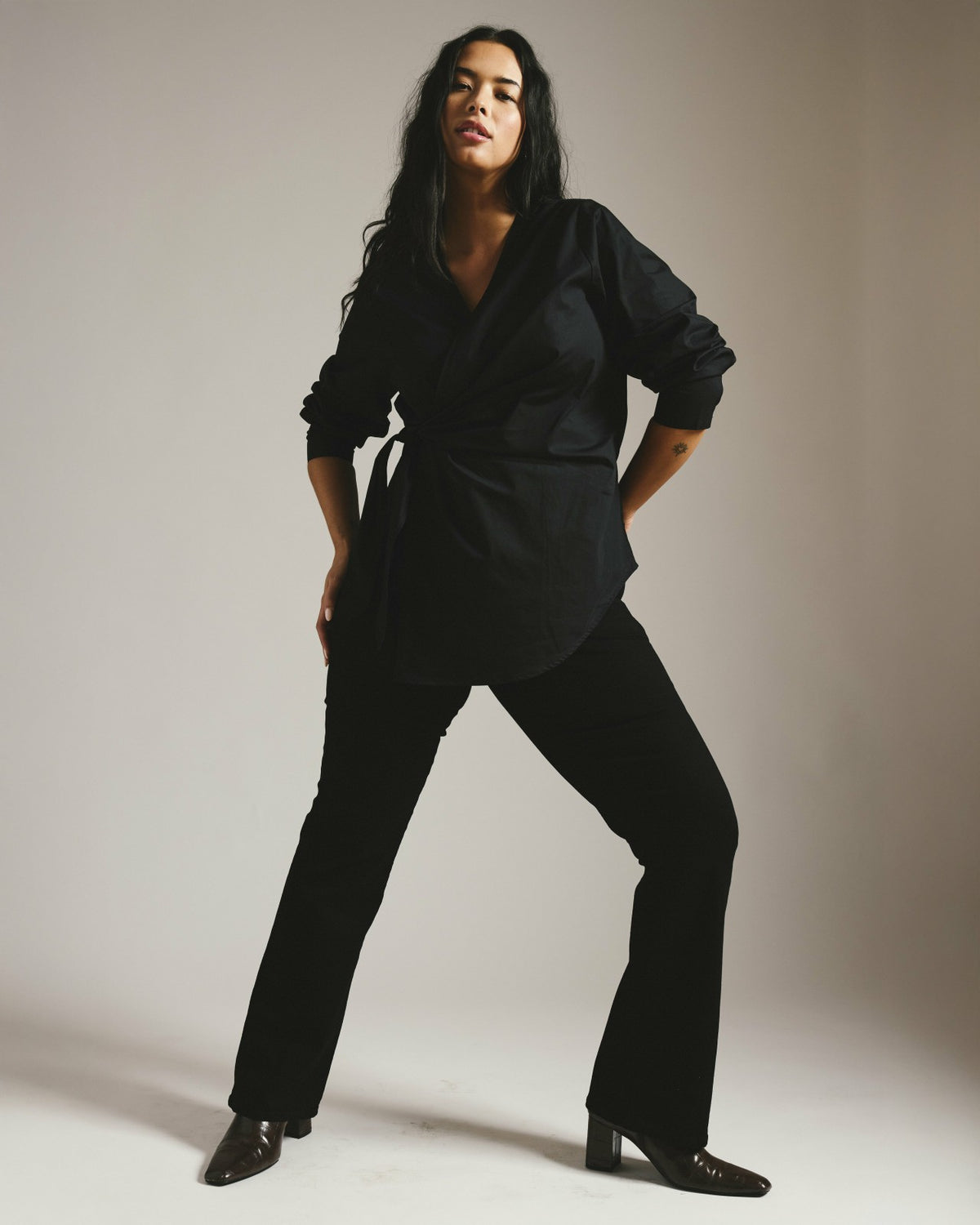 Beacon Stretch Poplin Wrap Shirt - Black | Universal Standard